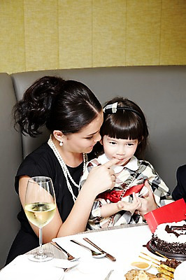 포토 JPG 서양인 외국인 해외기획촬영 라이프스타일 여자 2011년태국 딸 행복 어린이 음식 포즈 포크 와인잔 의자 가족 안기 탁자 엄마 실내 선물 사랑 웃음 사람 앉기 소녀 상반신 성인 두명 라이프 30대 선물상자 상자 소파 파티 귀여움 케이크 식당 레스토랑 와인 자녀 축하 생일파티 생일 나이프 즐거움 여자만 국내포토 식기 기념일 감정 가구 컨셉 술잔 관계 모션 디저트 주류 표정 인종 이벤트 내부 생활 장년 상점 칼 파일형식