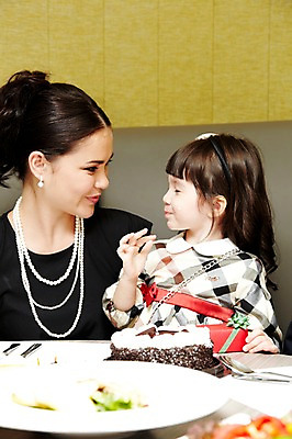 포토 JPG 서양인 외국인 해외기획촬영 라이프스타일 여자 2011년태국 딸 행복 어린이 음식 포즈 포크 의자 가족 안기 탁자 엄마 실내 선물 사랑 웃음 사람 앉기 소녀 상반신 성인 두명 라이프 30대 선물상자 상자 소파 파티 귀여움 케이크 식당 레스토랑 자녀 축하 생일파티 생일 나이프 즐거움 여자만 국내포토 식기 기념일 감정 가구 컨셉 관계 모션 디저트 표정 인종 이벤트 내부 생활 장년 상점 칼 파일형식