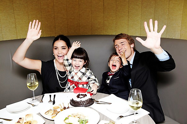 포토 JPG 서양인 외국인 해외기획촬영 라이프스타일 여자 2011년태국 남자 딸 행복 아들 어린이 음식 포즈 포크 와인잔 의자 가족 탁자 엄마 실내 사랑 웃음 사람 앉기 소녀 소년 여러명 상반신 성인 라이프 30대 소파 파티 귀여움 케이크 식당 레스토랑 와인 자녀 축하 생일파티 생일 아빠 나이프 즐거움 국내포토 식기 기념일 감정 가구 다수 컨셉 술잔 관계 모션 디저트 주류 표정 인종 이벤트 내부 생활 장년 상점 칼 파일형식