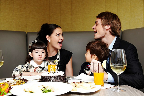 포토 JPG 서양인 외국인 해외기획촬영 라이프스타일 여자 2011년태국 남자 딸 행복 아들 어린이 음식 포즈 와인잔 의자 초 촛불 가족 탁자 엄마 실내 사랑 웃음 사람 앉기 소녀 소년 여러명 상반신 성인 라이프 컵 30대 소파 파티 귀여움 케이크 식당 레스토랑 와인 주스 자녀 생일파티 생일 아빠 즐거움 촛불끄기 국내포토 식기 기념일 감정 음료 가구 다수 컨셉 술잔 관계 모션 디저트 주류 표정 인종 이벤트 내부 생활 장년 상점 끄기 파일형식