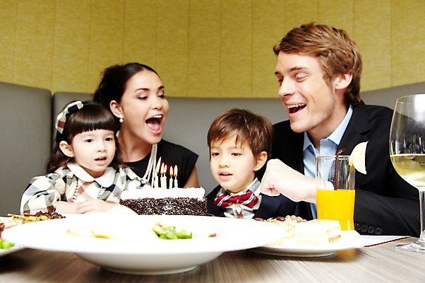 포토 JPG 서양인 외국인 해외기획촬영 라이프스타일 여자 2011년태국 남자 딸 행복 아들 어린이 음식 포즈 와인잔 의자 초 촛불 가족 탁자 엄마 실내 사랑 웃음 사람 앉기 소녀 소년 여러명 상반신 성인 라이프 컵 30대 소파 파티 귀여움 케이크 식당 레스토랑 와인 주스 자녀 생일파티 생일 아빠 즐거움 촛불끄기 국내포토 식기 기념일 감정 음료 가구 다수 컨셉 술잔 관계 모션 디저트 주류 표정 인종 이벤트 내부 생활 장년 상점 끄기 파일형식