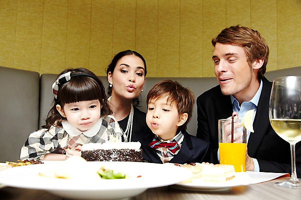 포토 JPG 서양인 외국인 해외기획촬영 라이프스타일 여자 2011년태국 남자 딸 행복 아들 어린이 음식 포즈 와인잔 의자 초 촛불 가족 탁자 엄마 실내 사랑 웃음 사람 앉기 소녀 소년 여러명 상반신 성인 라이프 컵 30대 소파 파티 귀여움 케이크 식당 레스토랑 와인 주스 자녀 생일파티 생일 아빠 즐거움 촛불끄기 국내포토 식기 기념일 감정 음료 가구 다수 컨셉 술잔 관계 모션 디저트 주류 표정 인종 이벤트 내부 생활 장년 상점 끄기 파일형식