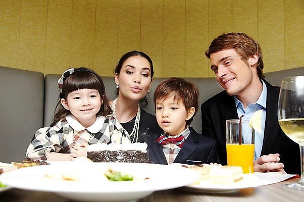 포토 JPG 서양인 외국인 해외기획촬영 라이프스타일 여자 2011년태국 남자 딸 행복 아들 어린이 음식 포즈 와인잔 의자 초 촛불 가족 탁자 엄마 실내 사랑 웃음 사람 앉기 소녀 소년 여러명 상반신 성인 라이프 컵 30대 소파 파티 귀여움 케이크 식당 레스토랑 와인 주스 자녀 축하 생일파티 생일 아빠 즐거움 촛불끄기 국내포토 식기 기념일 감정 음료 가구 다수 컨셉 술잔 관계 모션 디저트 주류 표정 인종 이벤트 내부 생활 장년 상점 끄기 파일형식