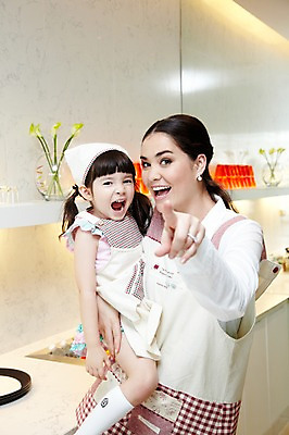 포토 JPG 서양인 외국인 해외기획촬영 라이프스타일 여자 2011년태국 꽃 딸 행복 어린이 포즈 가족 안기 놀이 엄마 실내 두건 사랑 요리 서기 웃음 사람 손짓 소녀 상반신 성인 두명 라이프 컵 30대 귀여움 주방 꽃병 앞치마 다정 자녀 가리킴 체험 즐거움 가정학습 여자만 국내포토 식물 식기 교육 감정 컨셉 관계 모션 표정 인종 내부 생활 장년 파일형식