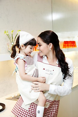 포토 JPG 서양인 외국인 해외기획촬영 라이프스타일 여자 2011년태국 꽃 딸 행복 어린이 포즈 가족 안기 놀이 엄마 실내 두건 사랑 요리 서기 웃음 사람 소녀 상반신 성인 두명 라이프 컵 30대 귀여움 주방 꽃병 앞치마 다정 자녀 체험 즐거움 가정학습 여자만 국내포토 식물 식기 교육 감정 컨셉 관계 모션 표정 인종 내부 생활 장년 파일형식