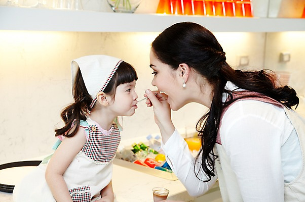 포토 JPG 서양인 외국인 해외기획촬영 라이프스타일 여자 2011년태국 딸 행복 어린이 포즈 가족 놀이 엄마 실내 두건 사랑 요리 서기 웃음 들기 사람 소녀 상반신 성인 두명 라이프 컵 30대 귀여움 주방 숟가락 앞치마 자녀 체험 먹기 먹여주기 즐거움 푸딩 가정학습 여자만 국내포토 식기 교육 감정 컨셉 관계 모션 디저트 수저 표정 인종 내부 생활 장년 파일형식