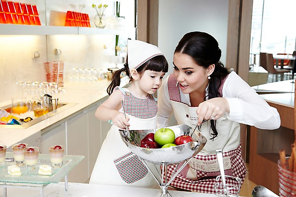 포토 JPG 서양인 외국인 해외기획촬영 라이프스타일 여자 2011년태국 딸 행복 어린이 포즈 과일 가족 놀이 엄마 디저트 실내 두건 사랑 요리 서기 웃음 들기 사람 소녀 상반신 성인 두명 라이프 컵 30대 귀여움 주방 숟가락 앞치마 주스 자녀 체험 사과 즐거움 가정학습 여자만 국내포토 식기 교육 감정 음료 음식 컨셉 관계 모션 수저 표정 인종 내부 생활 장년 파일형식