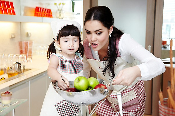 포토 JPG 서양인 외국인 해외기획촬영 라이프스타일 여자 2011년태국 딸 행복 어린이 포즈 과일 가족 놀이 엄마 실내 두건 사랑 요리 서기 웃음 들기 사람 소녀 상반신 성인 두명 라이프 컵 30대 귀여움 주방 숟가락 앞치마 자녀 체험 사과 즐거움 푸딩 가정학습 여자만 국내포토 식기 교육 감정 컨셉 관계 모션 디저트 수저 표정 인종 내부 생활 장년 파일형식