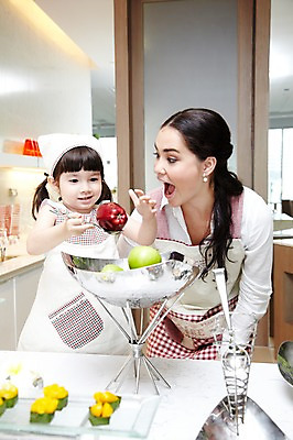 포토 JPG 서양인 외국인 해외기획촬영 라이프스타일 여자 2011년태국 딸 행복 어린이 포즈 과일 가족 놀이 엄마 디저트 실내 두건 사랑 요리 서기 웃음 들기 사람 소녀 상반신 성인 두명 라이프 30대 귀여움 주방 숟가락 앞치마 자녀 체험 사과 즐거움 가정학습 여자만 국내포토 교육 감정 음식 컨셉 관계 모션 수저 표정 인종 내부 생활 장년 파일형식