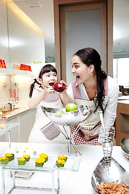 포토 JPG 서양인 외국인 해외기획촬영 라이프스타일 여자 2011년태국 딸 행복 어린이 포즈 과일 가족 놀이 엄마 디저트 실내 두건 사랑 요리 서기 웃음 들기 사람 소녀 상반신 성인 두명 라이프 30대 귀여움 주방 숟가락 앞치마 견과류 자녀 체험 사과 즐거움 아몬드 가정학습 여자만 국내포토 교육 감정 음식 컨셉 관계 모션 수저 표정 인종 내부 생활 장년 파일형식