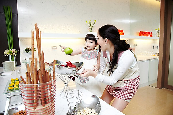 포토 JPG 서양인 외국인 해외기획촬영 라이프스타일 여자 2011년태국 꽃 딸 행복 어린이 포즈 과일 가족 놀이 엄마 디저트 실내 두건 사랑 요리 서기 웃음 들기 사람 소녀 상반신 성인 두명 라이프 컵 30대 귀여움 주방 숟가락 꽃병 앞치마 자녀 체험 사과 즐거움 아몬드 푸딩 가정학습 캐슈넛 여자만 국내포토 식물 식기 교육 감정 음식 컨셉 관계 모션 수저 표정 인종 내부 생활 장년 견과류 파일형식