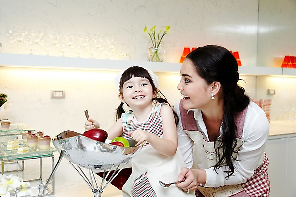 포토 JPG 서양인 외국인 해외기획촬영 라이프스타일 여자 2011년태국 꽃 딸 행복 어린이 포즈 과일 가족 놀이 엄마 디저트 실내 두건 사랑 요리 서기 웃음 들기 사람 소녀 상반신 성인 두명 라이프 컵 30대 귀여움 케이크 주방 숟가락 꽃병 앞치마 자녀 체험 사과 조각케이크 즐거움 푸딩 가정학습 여자만 국내포토 식물 식기 교육 감정 음식 컨셉 관계 모션 수저 표정 인종 내부 생활 장년 파일형식