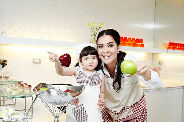 포토 JPG 서양인 외국인 해외기획촬영 라이프스타일 여자 2011년태국 꽃 딸 행복 어린이 포즈 과일 가족 놀이 엄마 실내 두건 사랑 요리 서기 웃음 들기 사람 소녀 상반신 성인 두명 라이프 컵 30대 귀여움 케이크 주방 숟가락 꽃병 앞치마 자녀 체험 사과 조각케이크 즐거움 푸딩 가정학습 여자만 국내포토 식물 식기 교육 감정 컨셉 관계 모션 디저트 수저 표정 인종 내부 생활 장년 파일형식