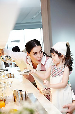 포토 JPG 서양인 외국인 해외기획촬영 라이프스타일 여자 2011년태국 딸 행복 어린이 포즈 가족 놀이 엄마 주방용품 실내 두건 사랑 요리 서기 웃음 들기 사람 소녀 상반신 성인 두명 라이프 컵 30대 귀여움 주방 얼음 앞치마 주스 거울 자녀 체험 즐거움 가정학습 스쿠프 여자만 국내포토 자연요소 식기 교육 감정 음료 생활용품 컨셉 관계 모션 표정 인종 내부 생활 장년 파일형식