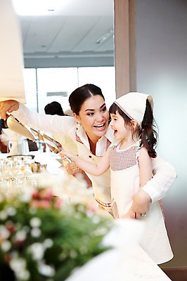 포토 JPG 서양인 외국인 해외기획촬영 라이프스타일 여자 2011년태국 딸 행복 어린이 포즈 가족 놀이 엄마 주방용품 실내 두건 사랑 요리 서기 웃음 들기 사람 소녀 상반신 성인 두명 라이프 컵 30대 귀여움 주방 앞치마 거울 자녀 체험 즐거움 가정학습 스쿠프 여자만 국내포토 식기 교육 감정 생활용품 컨셉 관계 모션 표정 인종 내부 생활 장년 파일형식