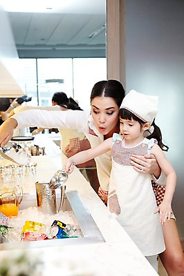 포토 JPG 서양인 외국인 해외기획촬영 라이프스타일 여자 2011년태국 딸 행복 음료 어린이 포즈 가족 놀이 엄마 실내 두건 사랑 요리 서기 들기 사람 소녀 상반신 성인 두명 라이프 컵 30대 귀여움 주방 얼음 앞치마 주스 거울 자녀 체험 즐거움 가정학습 스쿠프 캔음료 여자만 국내포토 자연요소 식기 교육 감정 컨셉 관계 모션 인종 내부 생활 장년 파일형식