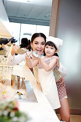 포토 JPG 서양인 외국인 해외기획촬영 라이프스타일 여자 2011년태국 딸 행복 어린이 포즈 가족 놀이 엄마 실내 두건 사랑 요리 서기 웃음 들기 사람 소녀 상반신 성인 두명 라이프 컵 30대 귀여움 주방 얼음 앞치마 거울 자녀 체험 즐거움 가정학습 스쿠프 여자만 국내포토 자연요소 식기 교육 감정 컨셉 관계 모션 표정 인종 내부 생활 장년 파일형식