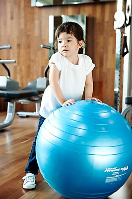 포토 JPG 전신 서양인 외국인 해외기획촬영 라이프스타일 여자 2011년태국 딸 어린이 포즈 공 실내 건강 한명 사람 소녀 라이프 운동 건강관리 운동기구 헬스장 자녀 짐볼 목표 열정 운동기계 여자만 여자한명만 어린이만 소녀한명만 국내포토 1 감정 컨셉 가족 관리 인종 내부 생활 헬스 소녀만 파일형식