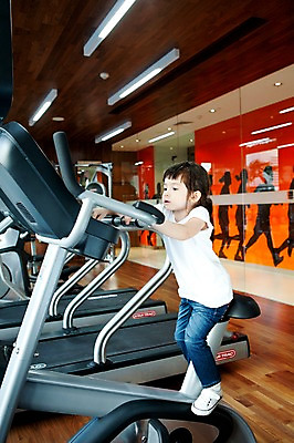 포토 JPG 전신 서양인 외국인 해외기획촬영 라이프스타일 여자 2011년태국 딸 어린이 포즈 실내 건강 한명 사람 소녀 라이프 운동 건강관리 헬스사이클 운동기구 헬스장 자녀 목표 열정 운동기계 여자만 여자한명만 어린이만 소녀한명만 국내포토 1 감정 컨셉 가족 관리 인종 내부 생활 헬스 소녀만 파일형식