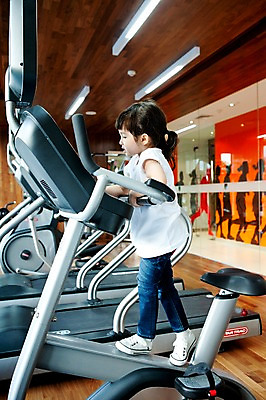 포토 JPG 전신 서양인 외국인 해외기획촬영 라이프스타일 여자 2011년태국 딸 어린이 포즈 실내 건강 한명 사람 소녀 라이프 운동 건강관리 헬스사이클 운동기구 헬스장 자녀 목표 열정 운동기계 여자만 여자한명만 어린이만 소녀한명만 국내포토 1 감정 컨셉 가족 관리 인종 내부 생활 헬스 소녀만 파일형식