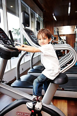 포토 JPG 전신 서양인 외국인 해외기획촬영 라이프스타일 2011년태국 남자 아들 어린이 포즈 실내 건강 한명 사람 앉기 소년 라이프 운동 건강관리 헬스사이클 운동기구 헬스장 자녀 목표 열정 운동기계 남자만 남자한명만 어린이만 소년한명만 국내포토 1 감정 컨셉 가족 모션 관리 인종 내부 생활 헬스 소년만 파일형식