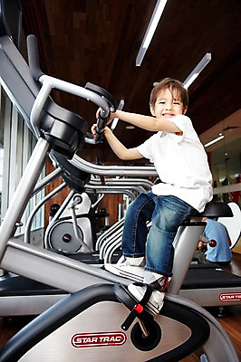 포토 JPG 전신 서양인 외국인 해외기획촬영 라이프스타일 2011년태국 남자 아들 어린이 포즈 실내 건강 한명 사람 앉기 소년 상반신 라이프 운동 건강관리 헬스사이클 운동기구 헬스장 자녀 목표 열정 운동기계 남자만 남자한명만 어린이만 소년한명만 국내포토 1 감정 컨셉 가족 모션 관리 인종 내부 생활 헬스 소년만 파일형식