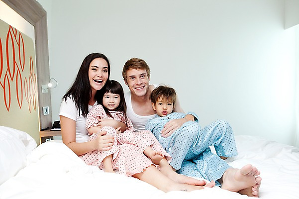 포토 JPG 서양인 외국인 해외기획촬영 라이프스타일 여자 2011년태국 남자 딸 행복 아들 어린이 포즈 가족 베개 엄마 휴식 실내 사랑 웃음 사람 앉기 소녀 소년 여러명 상반신 성인 라이프 30대 귀여움 침실 잠옷 자녀 침대 아빠 국내포토 옷 감정 가구 다수 컨셉 관계 침구 모션 표정 인종 내부 생활 장년 파일형식