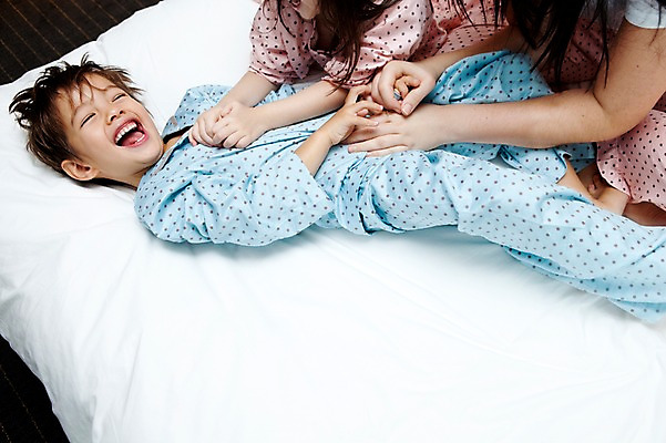 포토 JPG 서양인 외국인 해외기획촬영 라이프스타일 2011년태국 남자 행복 아들 어린이 포즈 장난 가족 베개 휴식 실내 사랑 웃음 사람 소년 상반신 라이프 눕기 귀여움 침실 잠옷 자녀 침대 즐거움 남자만 어린이만 국내포토 옷 감정 가구 컨셉 관계 침구 모션 표정 인종 내부 생활 파일형식