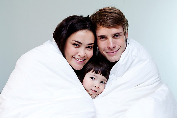 포토 JPG 서양인 외국인 해외기획촬영 라이프스타일 여자 2011년태국 남자 딸 행복 어린이 포즈 가족 베개 엄마 휴식 실내 사랑 웃음 사람 앉기 소녀 상반신 성인 라이프 세명 30대 귀여움 침실 이불 잠옷 자녀 침대 아빠 국내포토 옷 감정 가구 컨셉 관계 침구 모션 표정 인종 내부 생활 장년 파일형식