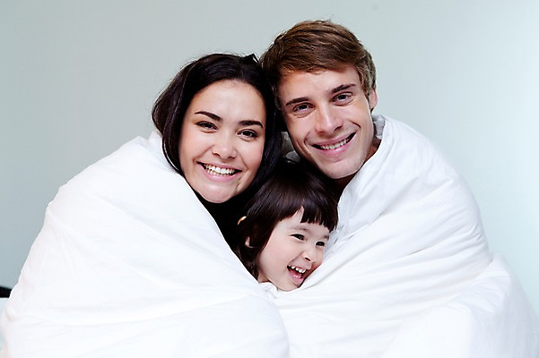 포토 JPG 서양인 외국인 해외기획촬영 라이프스타일 여자 2011년태국 남자 딸 행복 어린이 포즈 가족 베개 엄마 휴식 실내 사랑 웃음 사람 앉기 소녀 상반신 성인 라이프 세명 30대 귀여움 침실 이불 잠옷 자녀 침대 아빠 국내포토 옷 감정 가구 컨셉 관계 침구 모션 표정 인종 내부 생활 장년 파일형식