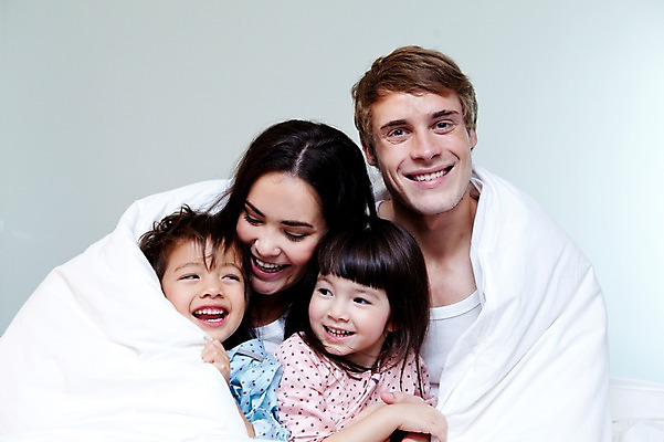 포토 JPG 서양인 외국인 해외기획촬영 라이프스타일 여자 2011년태국 남자 딸 행복 아들 어린이 포즈 가족 베개 엄마 휴식 실내 사랑 웃음 사람 앉기 소녀 소년 여러명 상반신 성인 라이프 30대 귀여움 침실 이불 잠옷 자녀 침대 아빠 국내포토 옷 감정 가구 다수 컨셉 관계 침구 모션 표정 인종 내부 생활 장년 파일형식