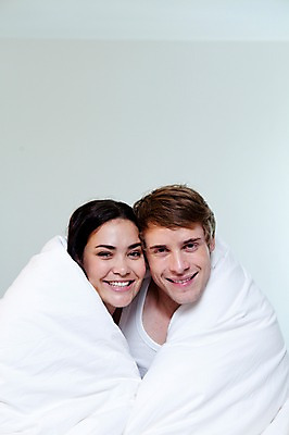 포토 JPG 서양인 외국인 해외기획촬영 라이프스타일 부부 커플 여자 2011년태국 남자 행복 포즈 베개 안기 모션 휴식 실내 사랑 미소 웃음 사람 앉기 상반신 성인 두명 라이프 30대 귀여움 침실 이불 잠옷 침대 장년만 성인만 국내포토 옷 감정 가구 컨셉 관계 침구 표정 인종 내부 생활 장년 파일형식