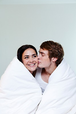 포토 JPG 서양인 외국인 해외기획촬영 라이프스타일 부부 커플 여자 2011년태국 남자 행복 포즈 베개 안기 모션 휴식 키스 실내 사랑 미소 웃음 사람 앉기 상반신 성인 두명 라이프 30대 귀여움 침실 이불 잠옷 침대 장년만 성인만 국내포토 옷 감정 가구 컨셉 관계 침구 표정 인종 내부 생활 장년 애정표현 파일형식