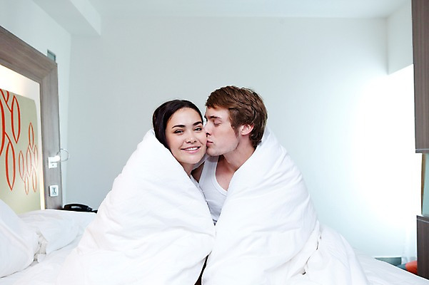 포토 JPG 서양인 외국인 해외기획촬영 라이프스타일 부부 커플 여자 2011년태국 남자 행복 포즈 베개 안기 모션 휴식 키스 실내 사랑 미소 웃음 사람 앉기 상반신 성인 두명 라이프 30대 귀여움 침실 이불 잠옷 침대 장년만 성인만 국내포토 옷 감정 가구 컨셉 관계 침구 표정 인종 내부 생활 장년 애정표현 파일형식