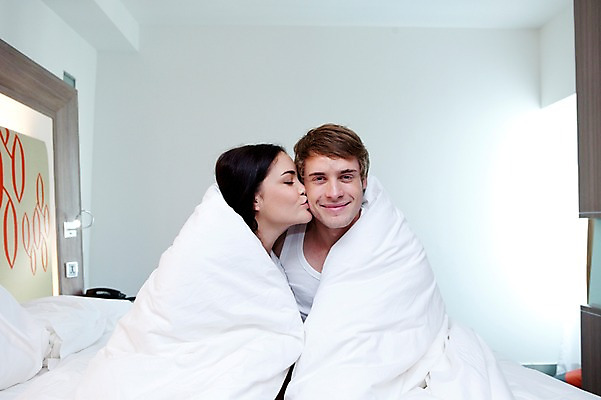 포토 JPG 서양인 외국인 해외기획촬영 라이프스타일 부부 커플 여자 2011년태국 남자 행복 포즈 베개 안기 모션 휴식 키스 실내 사랑 미소 웃음 사람 앉기 상반신 성인 두명 라이프 30대 귀여움 침실 이불 잠옷 침대 장년만 성인만 국내포토 옷 감정 가구 컨셉 관계 침구 표정 인종 내부 생활 장년 애정표현 파일형식