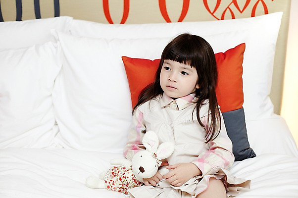 포토 JPG 서양인 외국인 해외기획촬영 라이프스타일 여자 2011년태국 딸 어린이 인형 포즈 쿠션 베개 휴식 실내 한명 들기 사람 앉기 소녀 상반신 라이프 침실 자녀 침대 여자만 여자한명만 어린이만 소녀한명만 국내포토 1 가구 컨셉 가족 침구 모션 인종 내부 생활 소녀만 파일형식