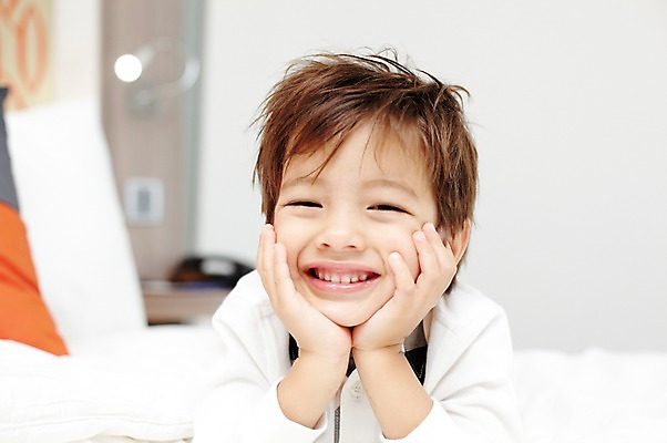 포토 JPG 서양인 외국인 해외기획촬영 라이프스타일 2011년태국 남자 아들 어린이 엎드리기 포즈 베개 휴식 실내 한명 웃음 사람 소년 라이프 눕기 턱괴기 침실 자녀 침대 남자만 남자한명만 어린이만 소년한명만 국내포토 1 가구 컨셉 가족 침구 모션 표정 인종 내부 생활 소년만 파일형식