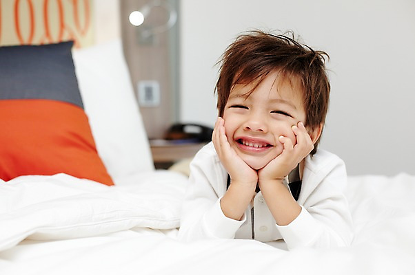 포토 JPG 서양인 외국인 해외기획촬영 라이프스타일 2011년태국 남자 아들 어린이 엎드리기 포즈 베개 휴식 실내 한명 웃음 사람 소년 라이프 눕기 턱괴기 침실 자녀 침대 남자만 남자한명만 어린이만 소년한명만 국내포토 1 가구 컨셉 가족 침구 모션 표정 인종 내부 생활 소년만 파일형식