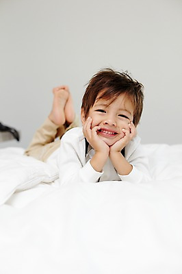 포토 JPG 전신 서양인 외국인 해외기획촬영 라이프스타일 2011년태국 남자 아들 어린이 엎드리기 포즈 베개 휴식 실내 한명 웃음 사람 소년 라이프 눕기 턱괴기 침실 자녀 침대 남자만 남자한명만 어린이만 소년한명만 국내포토 1 가구 컨셉 가족 침구 모션 표정 인종 내부 생활 소년만 파일형식