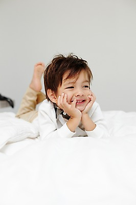 포토 JPG 전신 서양인 외국인 해외기획촬영 라이프스타일 2011년태국 남자 아들 어린이 엎드리기 포즈 베개 휴식 실내 한명 웃음 사람 소년 라이프 눕기 턱괴기 침실 자녀 침대 남자만 남자한명만 어린이만 소년한명만 국내포토 1 가구 컨셉 가족 침구 모션 표정 인종 내부 생활 소년만 파일형식