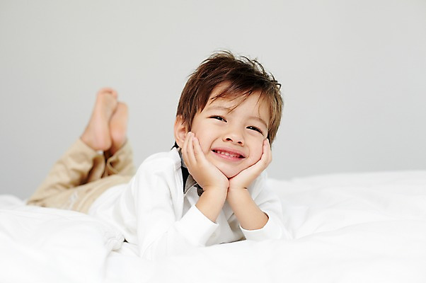 포토 JPG 전신 서양인 외국인 해외기획촬영 라이프스타일 2011년태국 남자 아들 어린이 엎드리기 포즈 베개 휴식 실내 한명 웃음 사람 소년 라이프 눕기 턱괴기 침실 자녀 침대 남자만 남자한명만 어린이만 소년한명만 국내포토 1 가구 컨셉 가족 침구 모션 표정 인종 내부 생활 소년만 파일형식