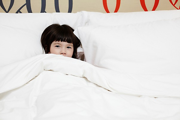 포토 JPG 서양인 외국인 해외기획촬영 라이프스타일 여자 2011년태국 딸 어린이 포즈 베개 휴식 실내 한명 사람 소녀 라이프 눕기 침실 이불 잠옷 자녀 침대 여자만 여자한명만 어린이만 소녀한명만 국내포토 1 옷 가구 컨셉 가족 침구 모션 인종 내부 생활 소녀만 파일형식