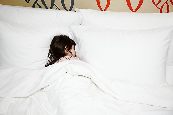 포토 JPG 서양인 외국인 해외기획촬영 라이프스타일 여자 2011년태국 딸 어린이 포즈 베개 모션 휴식 실내 한명 사람 소녀 라이프 눕기 침실 이불 잠옷 자녀 침대 잠 수면 여자만 여자한명만 어린이만 소녀한명만 국내포토 1 옷 가구 컨셉 가족 침구 인종 내부 생활 물 소녀만 파일형식