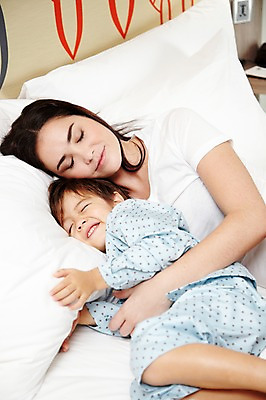 포토 JPG 서양인 외국인 해외기획촬영 라이프스타일 여자 2011년태국 남자 행복 아들 어린이 포즈 가족 베개 안기 모션 엄마 휴식 실내 사랑 사람 소년 상반신 성인 두명 라이프 30대 눕기 귀여움 눈감음 침실 잠옷 자녀 침대 잠 수면 국내포토 옷 감정 가구 컨셉 관계 침구 인종 내부 생활 물 장년 파일형식