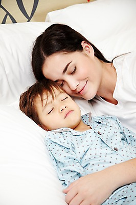 포토 JPG 서양인 외국인 해외기획촬영 라이프스타일 여자 2011년태국 남자 행복 아들 어린이 포즈 가족 베개 안기 모션 엄마 휴식 실내 사랑 사람 소년 상반신 성인 두명 라이프 30대 눕기 귀여움 눈감음 침실 잠옷 자녀 침대 잠 수면 국내포토 옷 감정 가구 컨셉 관계 침구 인종 내부 생활 물 장년 파일형식