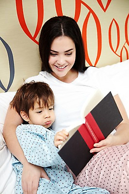 포토 JPG 서양인 외국인 해외기획촬영 라이프스타일 여자 2011년태국 남자 행복 아들 어린이 포즈 가족 베개 안기 엄마 휴식 실내 사랑 웃음 들기 사람 앉기 소년 상반신 성인 두명 라이프 책 30대 독서 귀여움 펼침 침실 잠옷 자녀 침대 한권 국내포토 1 옷 감정 가구 컨셉 관계 침구 모션 표정 인종 내부 생활 장년 파일형식