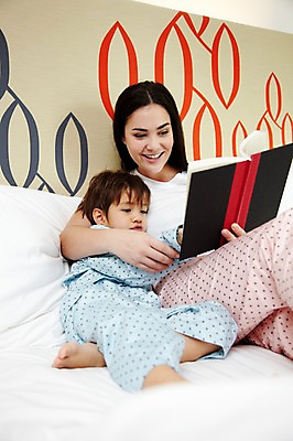 포토 JPG 서양인 외국인 해외기획촬영 라이프스타일 여자 2011년태국 남자 행복 아들 어린이 포즈 가족 베개 안기 엄마 휴식 실내 사랑 웃음 들기 사람 앉기 소년 상반신 성인 두명 라이프 책 30대 독서 귀여움 펼침 침실 잠옷 자녀 침대 한권 국내포토 1 옷 감정 가구 컨셉 관계 침구 모션 표정 인종 내부 생활 장년 파일형식