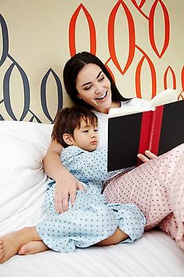 포토 JPG 서양인 외국인 해외기획촬영 라이프스타일 여자 2011년태국 남자 행복 아들 어린이 포즈 가족 베개 안기 엄마 휴식 실내 사랑 웃음 들기 사람 앉기 소년 상반신 성인 두명 라이프 책 30대 독서 귀여움 펼침 침실 잠옷 자녀 침대 한권 국내포토 1 옷 감정 가구 컨셉 관계 침구 모션 표정 인종 내부 생활 장년 파일형식