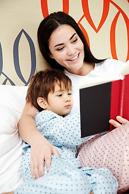 포토 JPG 서양인 외국인 해외기획촬영 라이프스타일 여자 2011년태국 남자 행복 아들 어린이 포즈 가족 베개 안기 엄마 휴식 실내 사랑 웃음 들기 사람 앉기 소년 상반신 성인 두명 라이프 책 30대 독서 귀여움 펼침 침실 잠옷 자녀 침대 한권 국내포토 1 옷 감정 가구 컨셉 관계 침구 모션 표정 인종 내부 생활 장년 파일형식