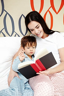 포토 JPG 서양인 외국인 해외기획촬영 라이프스타일 여자 2011년태국 남자 행복 아들 어린이 포즈 가족 베개 안기 엄마 휴식 실내 사랑 웃음 들기 사람 앉기 소년 상반신 성인 두명 라이프 책 30대 독서 귀여움 펼침 침실 잠옷 자녀 침대 한권 국내포토 1 옷 감정 가구 컨셉 관계 침구 모션 표정 인종 내부 생활 장년 파일형식